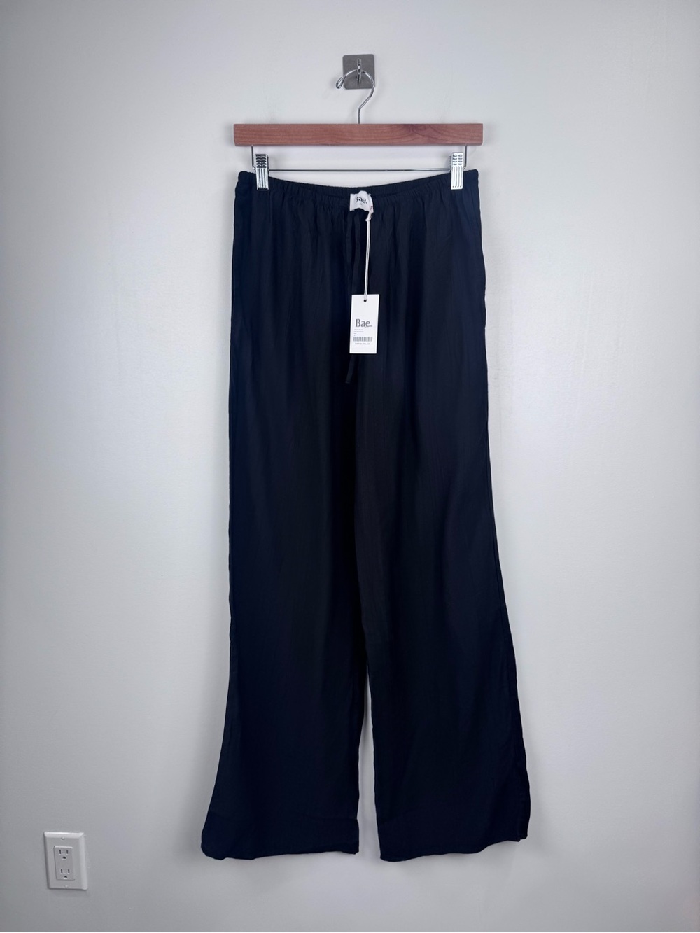 NWT Bae. The Label Women Ease Away Crinkle Black Pant Size Small